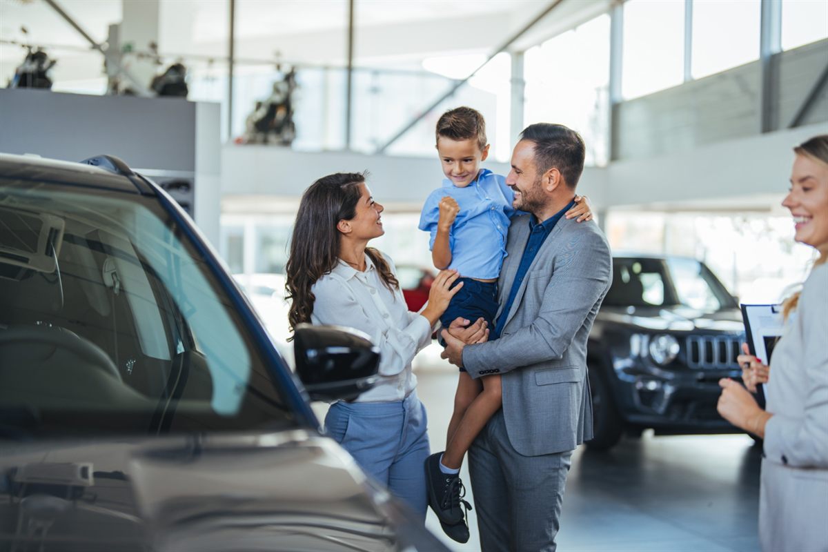 A family choosing their new car with a specialist
